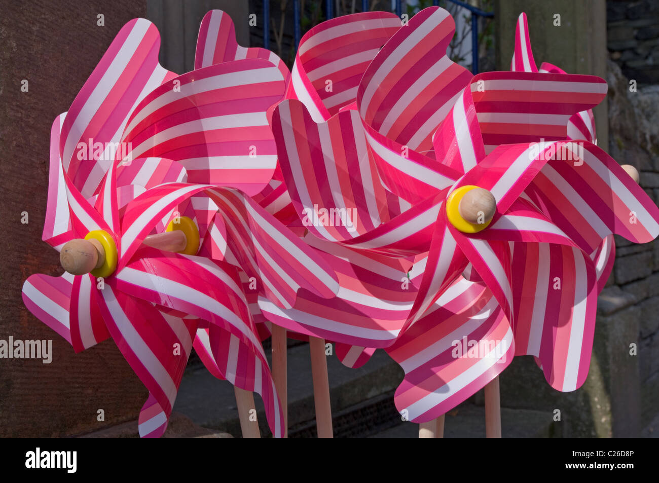 Groupe de rose et blanc rayé toy windmills Banque D'Images