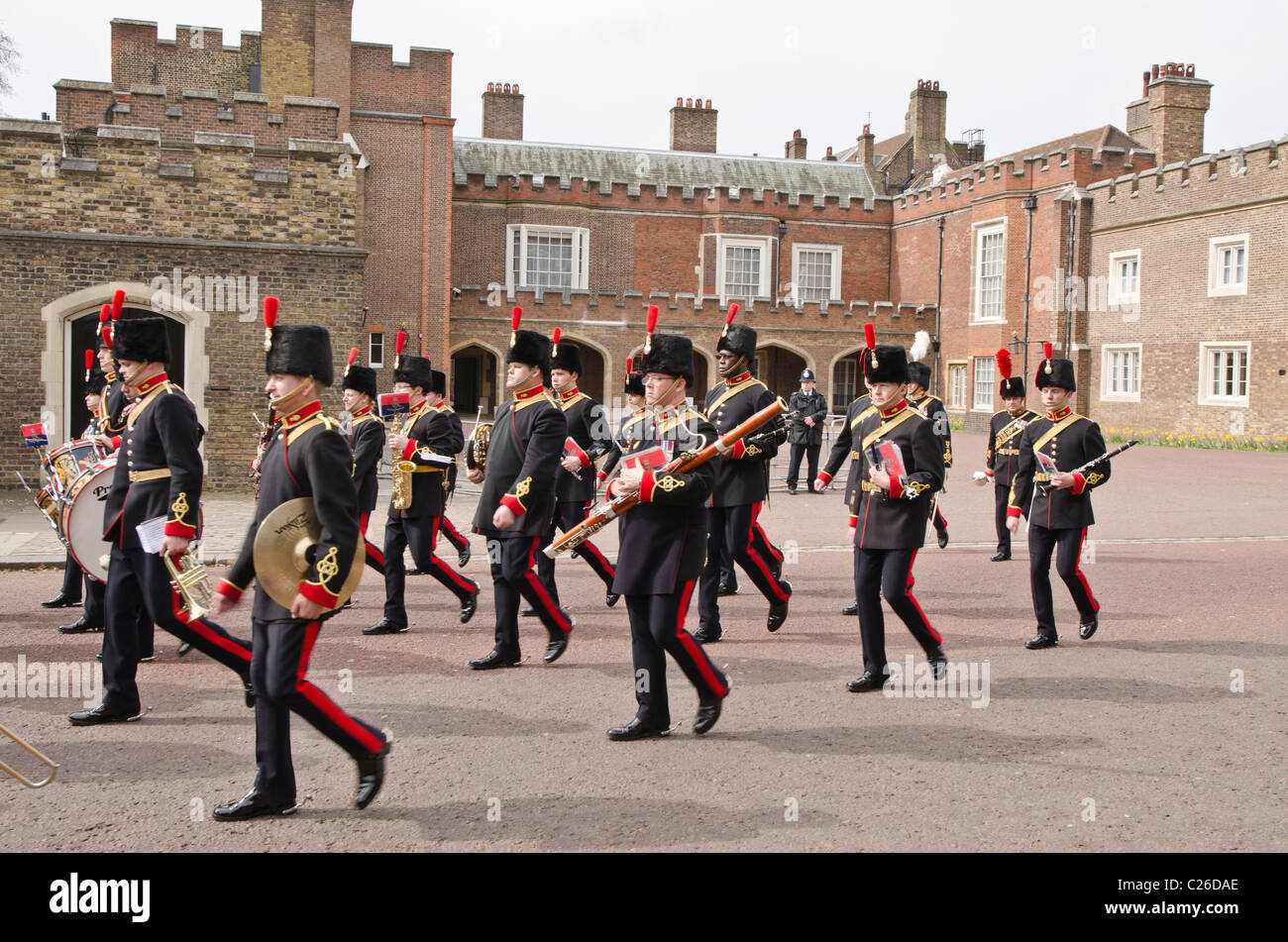 La bande de l'Artillerie royale marchant loin de St Jame's Palace Banque D'Images