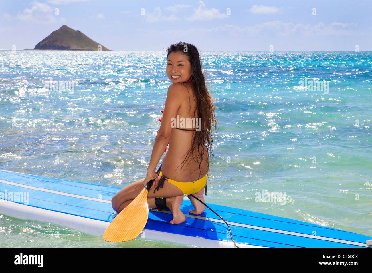 Jeune japonaise en bikini avec son paddle board dans l'océan à Hawaii Photo  Stock - Alamy