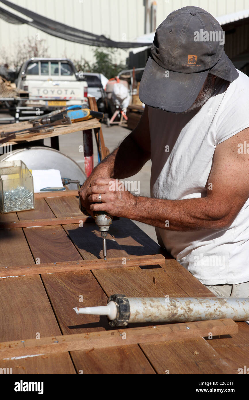 Menuisier traditionnel au travail dans son atelier Banque D'Images