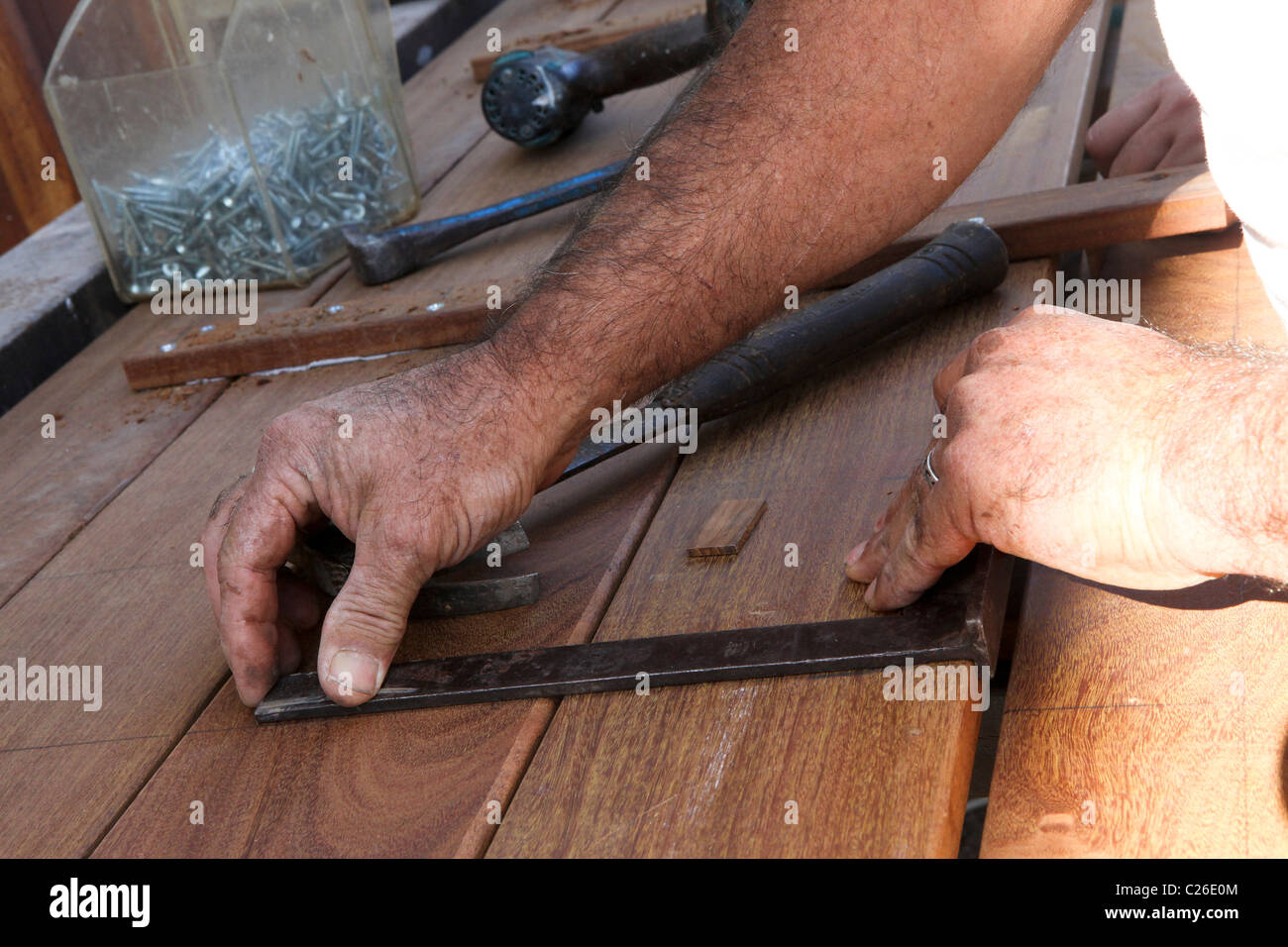 Menuisier traditionnel au travail dans son atelier Banque D'Images