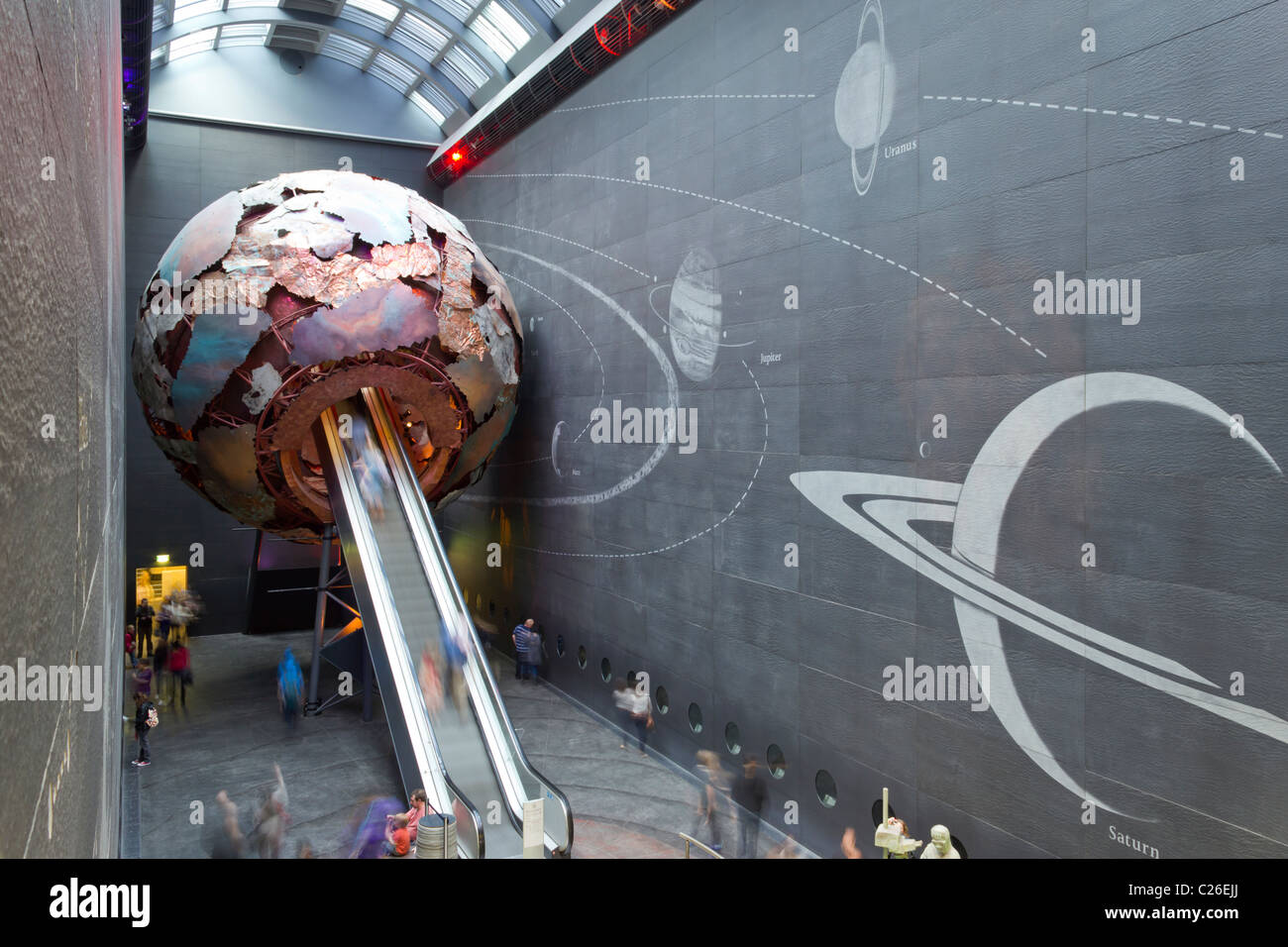 Natural History Museum London - terre entrée galeries d'escalator Banque D'Images