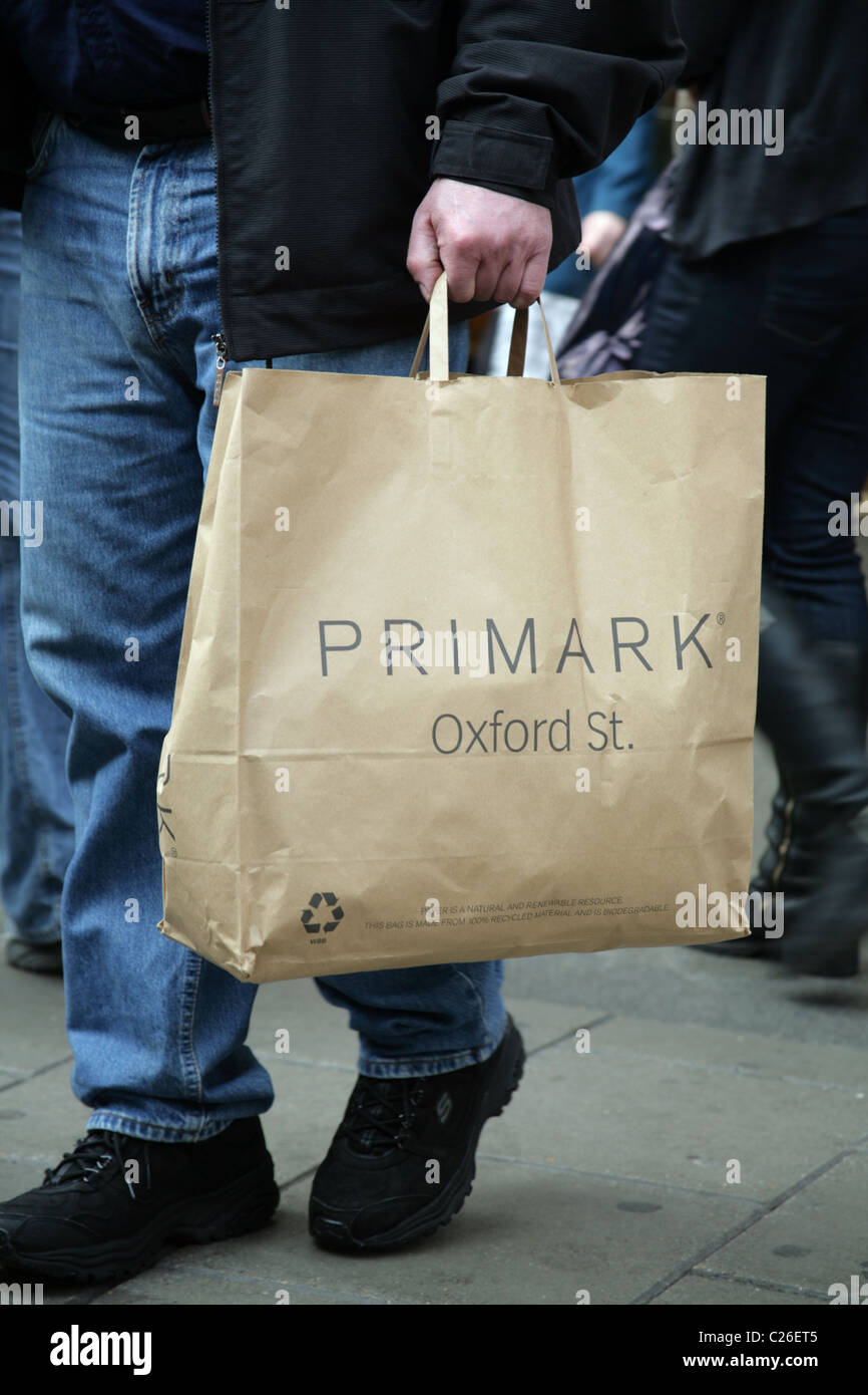 Homme avec un Primark sac shopping en Oxford Street, Londres Photo Stock -  Alamy