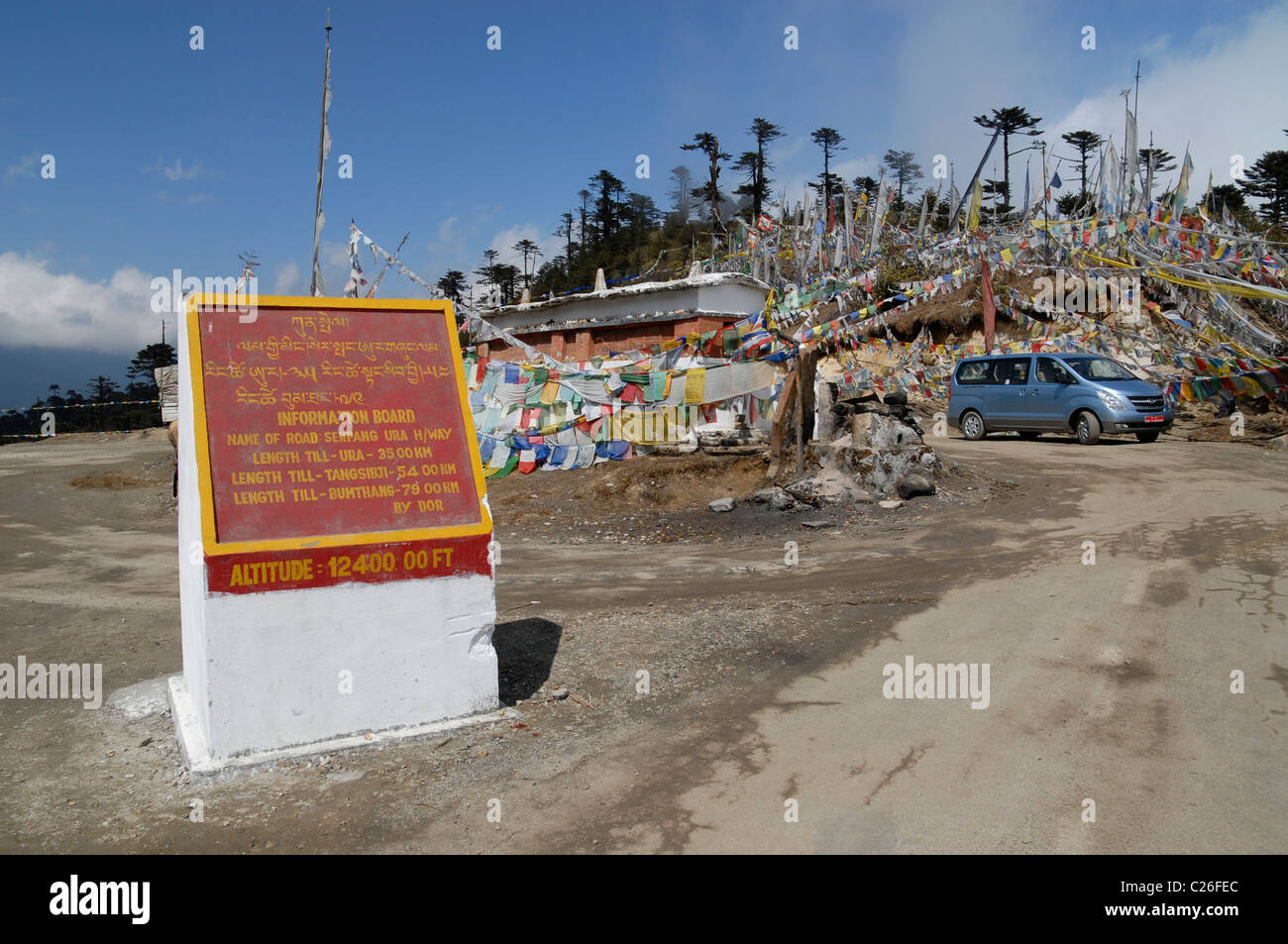 Signer et les drapeaux de prières à Thrumshingla, passer la frontière entre le centre et l'est du Bhoutan Banque D'Images