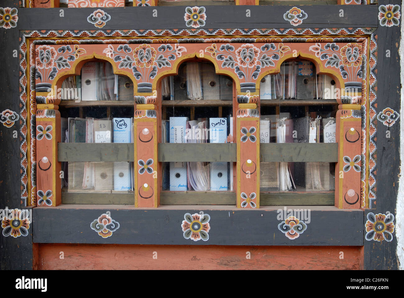 Fenêtre avec des dossiers de fichiers à l'intérieur du Dzong, Trashiyangtse, Orient Bhoutan Banque D'Images