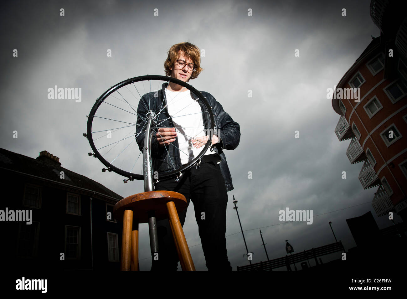 Université Aberystywyth art student JOE SCOTT avec sa sculpture cinétique basée sur une roue de bicyclette, Banque D'Images