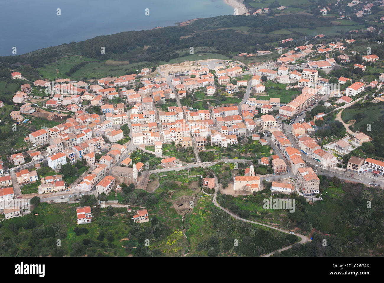 VUE AÉRIENNE.Village perché surplombant la mer Méditerranée.Cargèse, Corse, France. Banque D'Images