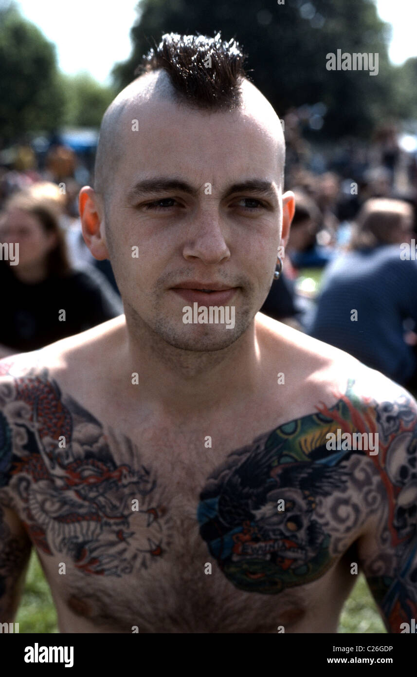 Homme Punk avec des tatouages à Hackney Festival pour les sans-abri une alternative festival en plein air Banque D'Images