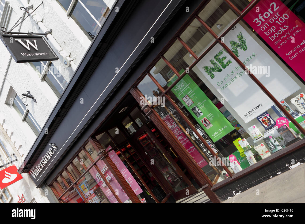 Vue en angle de la grande rue Waterstones book sellers. Banque D'Images