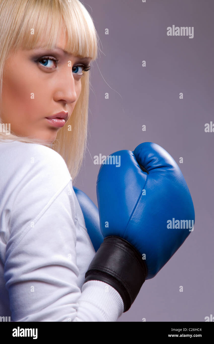 Blonde woman in sports est un équipement de boxe Banque D'Images