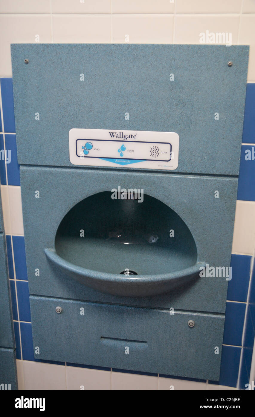 Un lavabo et séchoir à main par Wallgate dans une toilette publique à Oakham, Rutland, Angleterre. Banque D'Images