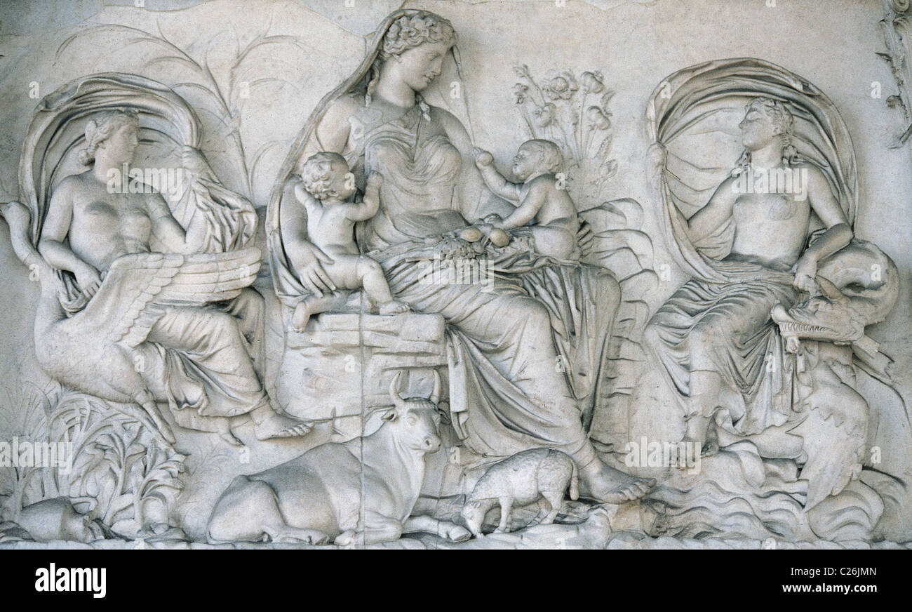Ara Pacis Augustae. Tellus de bord. Relief représentant Tellus nursing ...
