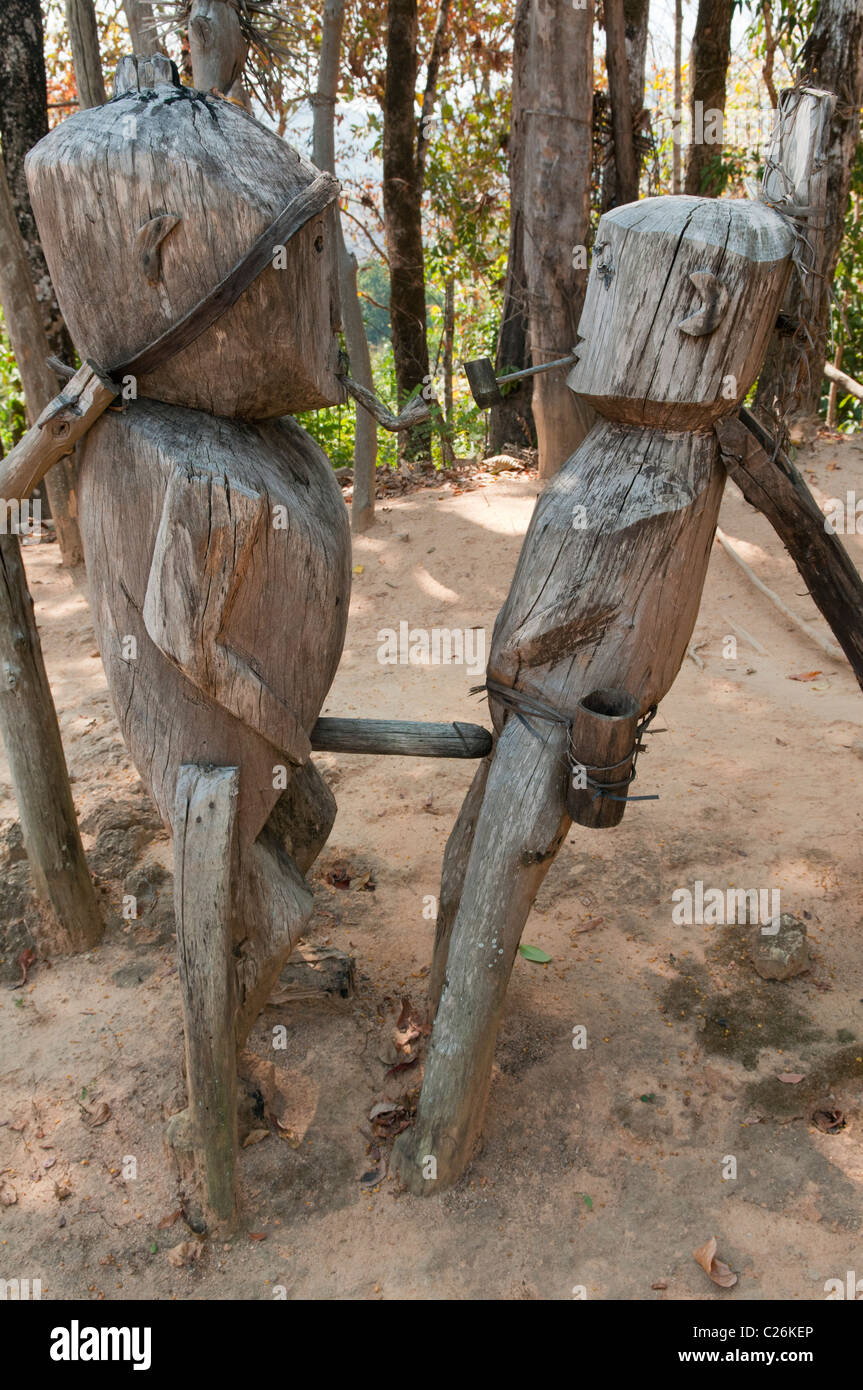 Esprits Gardiens dans un village Akha près de Chiang Rai, Thaïlande Banque D'Images