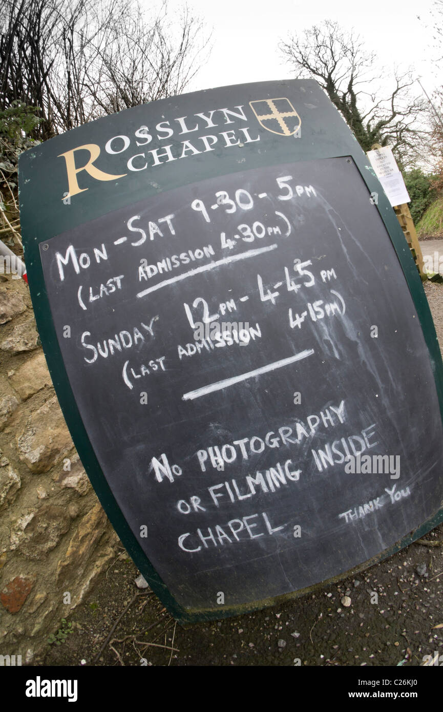 Chlaked d'affichage, les heures d'ouverture de la Chapelle de Rosslyn en Ecosse - aucune photographie ou vidéo admis dans la chapelle Banque D'Images