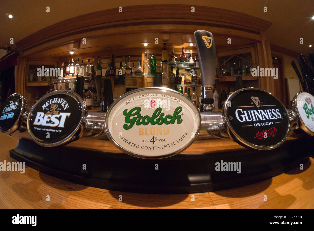 Les marques de bière sur les pompes dans un bar d'hôtel - Grolsch, Belhaven et Guinness Banque D'Images