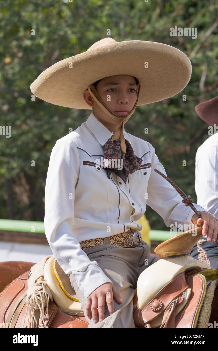 Garçon mexicain dans un défilé Charros, Puerto Vallarta, Jalisco, Mexique Banque D'Images