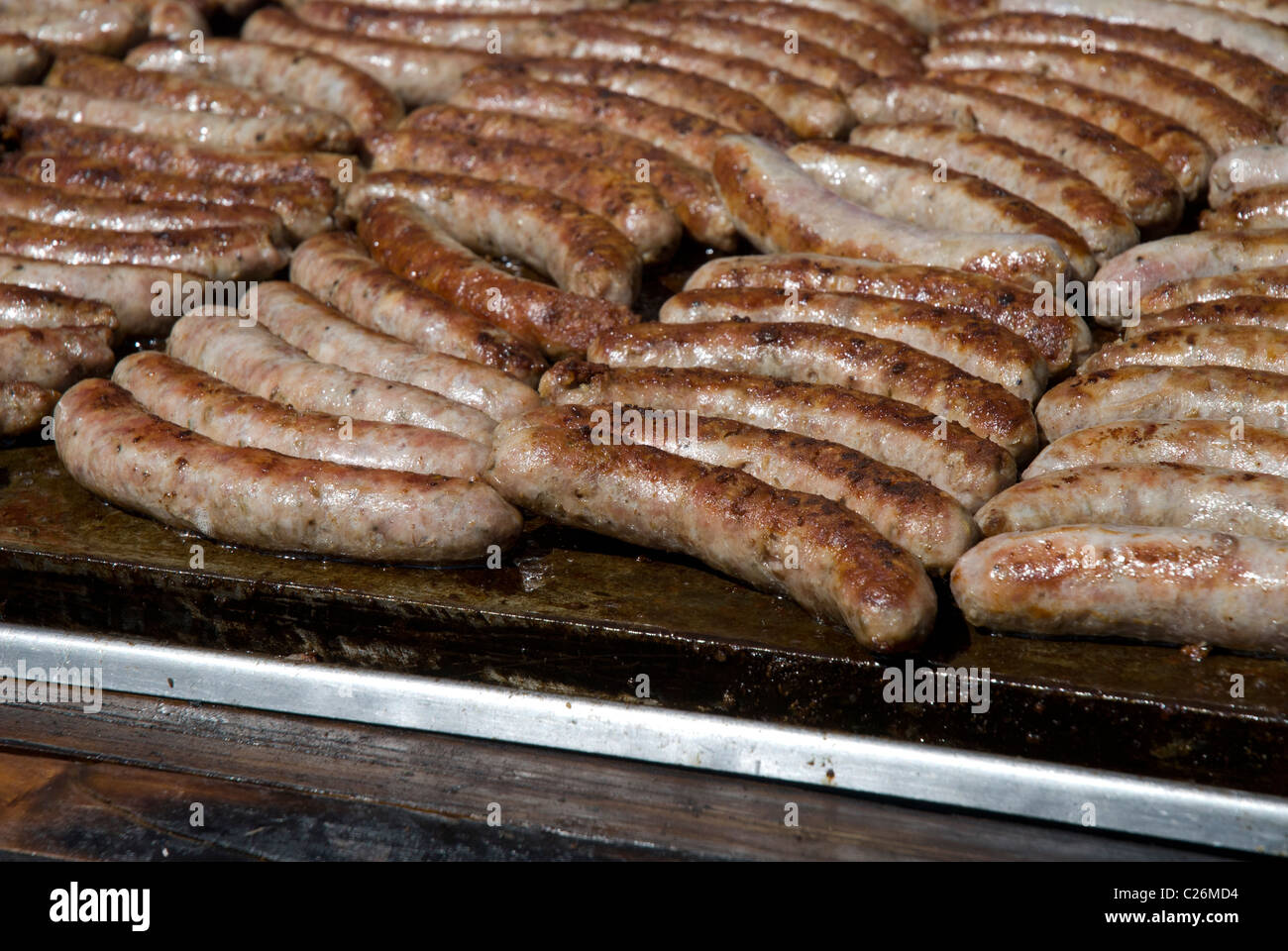 Spring Arts Festival Gainesville Floride la cuisson des saucisses sur un barbecue à l'intérieur de la tente Banque D'Images