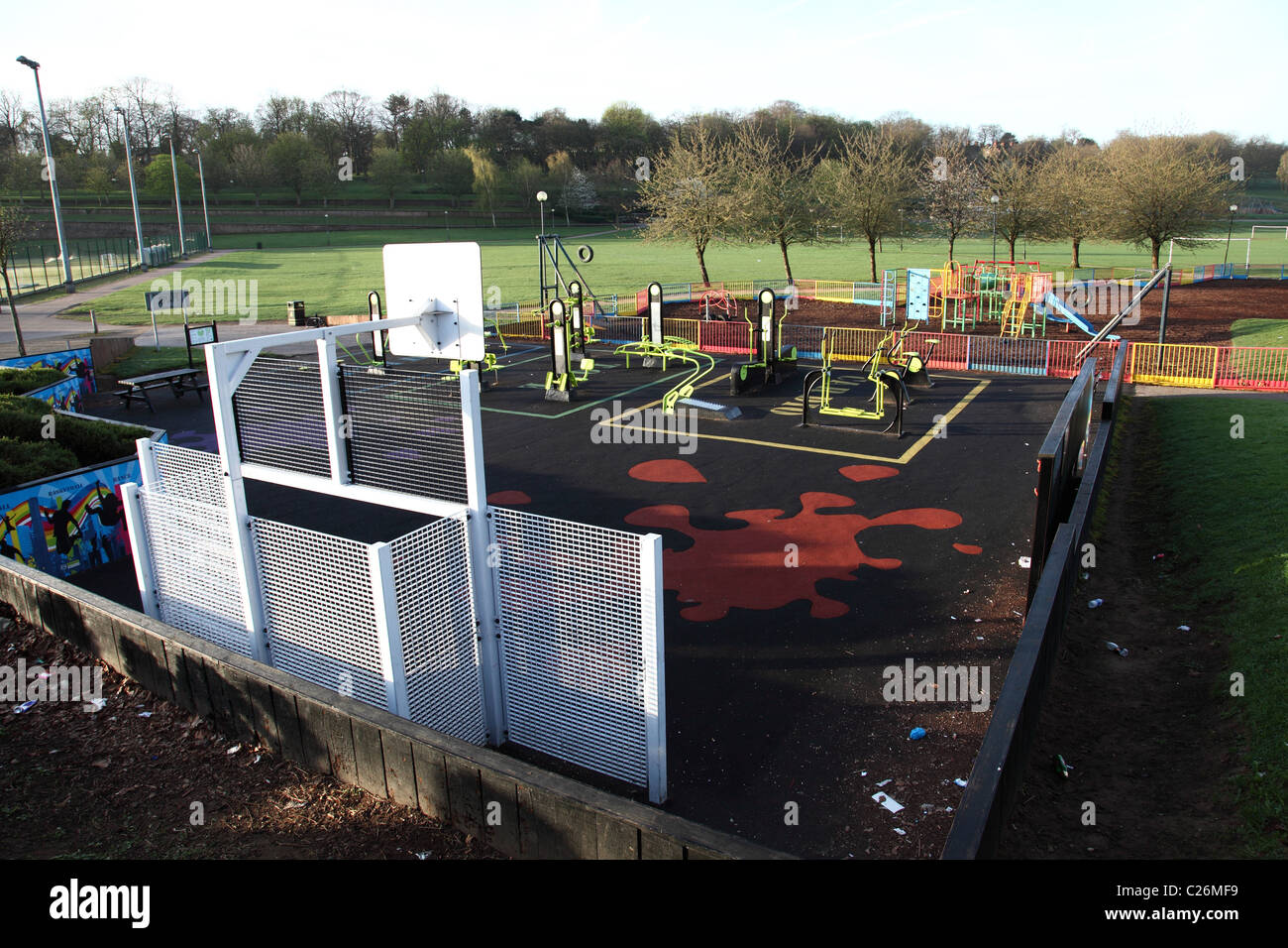 Une aire de jeux dans une ville du Royaume-Uni. Banque D'Images