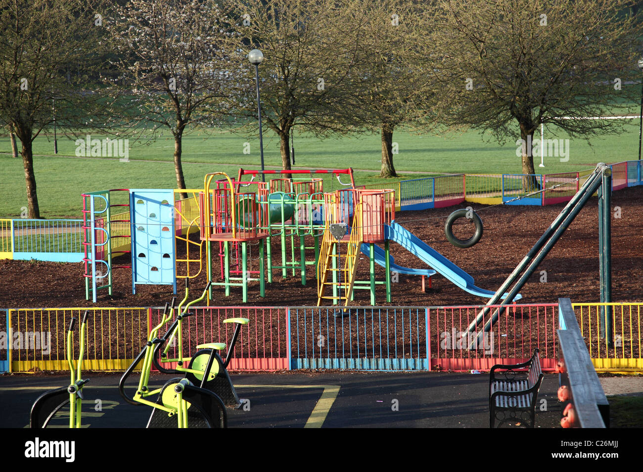 Une aire de jeux dans une ville du Royaume-Uni. Banque D'Images