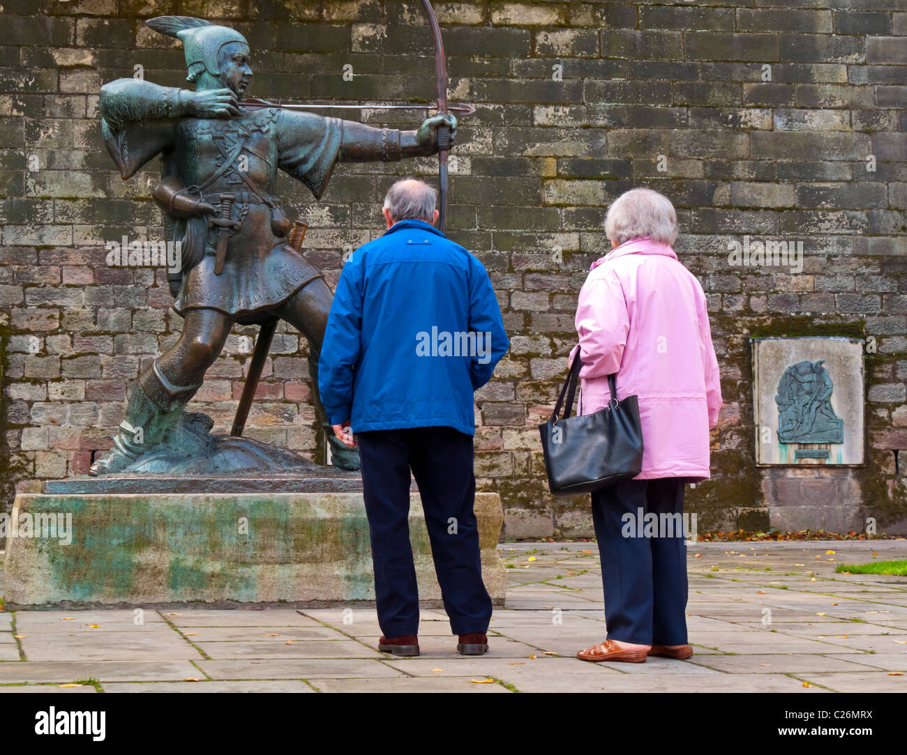 Les touristes à la recherche de personnes âgées à Statue de Robin des Bois à l'extérieur le château de Nottingham England UK par James Woodford [1893-1976] Banque D'Images