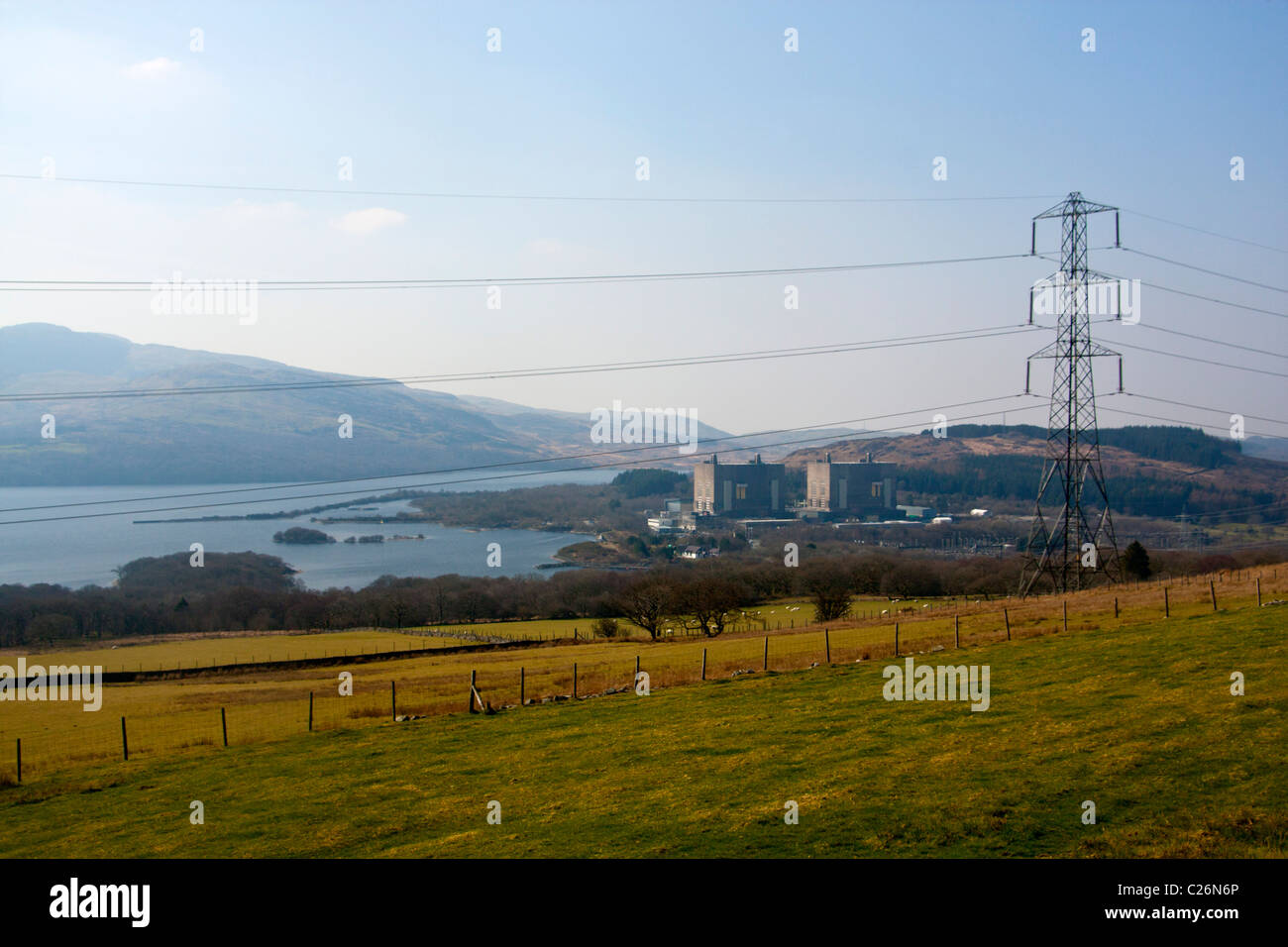 Centrale nucléaire de Trawsfynydd déclassés site avec pylône et le lac de Gwynedd dans le Nord du Pays de Galles UK Banque D'Images