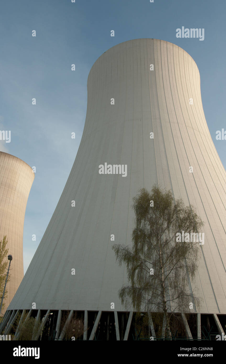 Tour de refroidissement d'une centrale atomique Banque D'Images