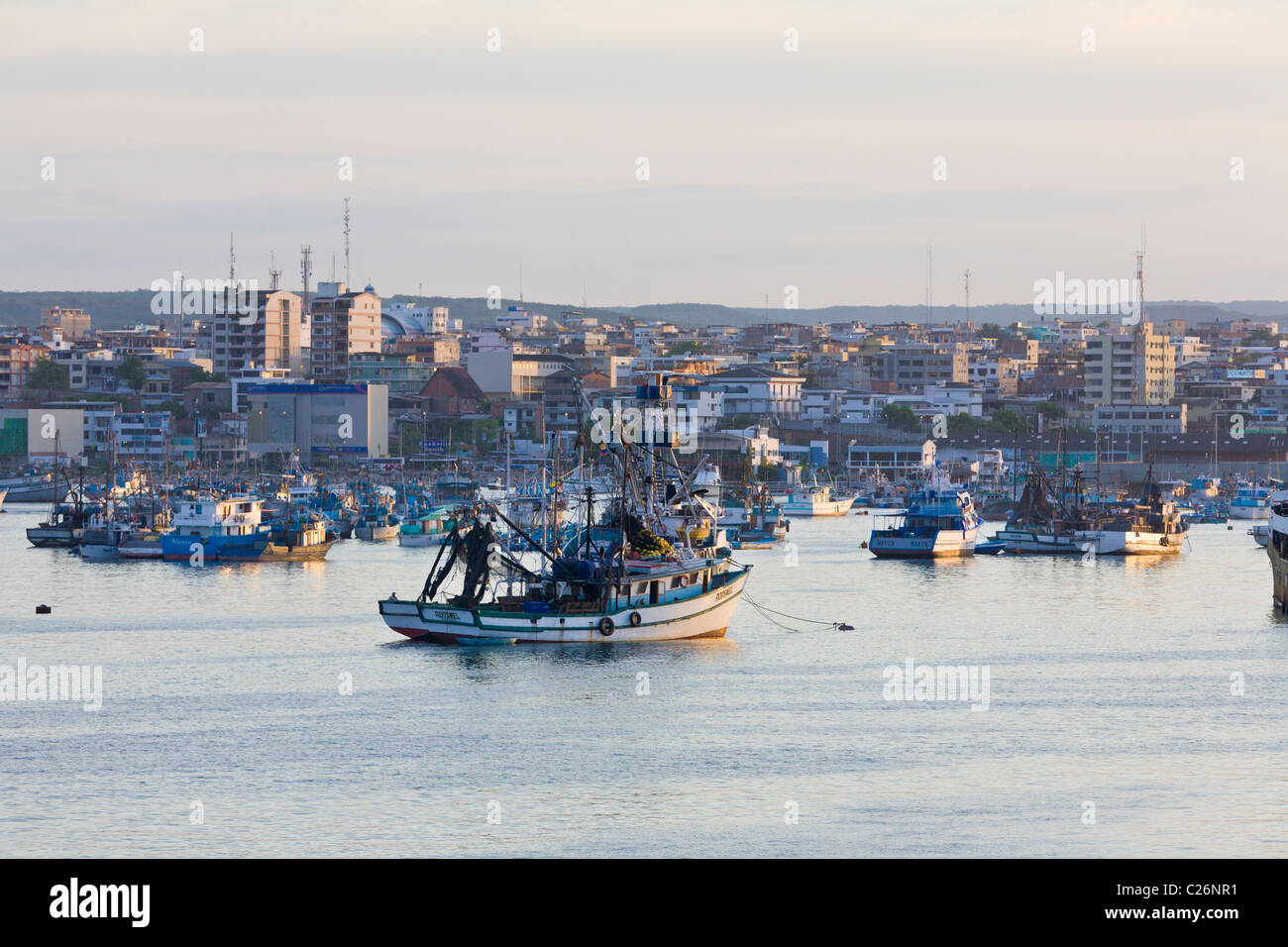 Des bateaux de pêche, port et de la ville de Manta, Equateur Banque D'Images