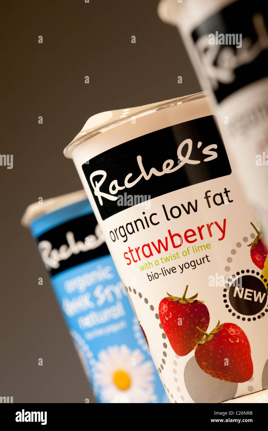 Pots de Rachel's Dairy organic bio-live le yogourt aux fruits, UK Banque D'Images