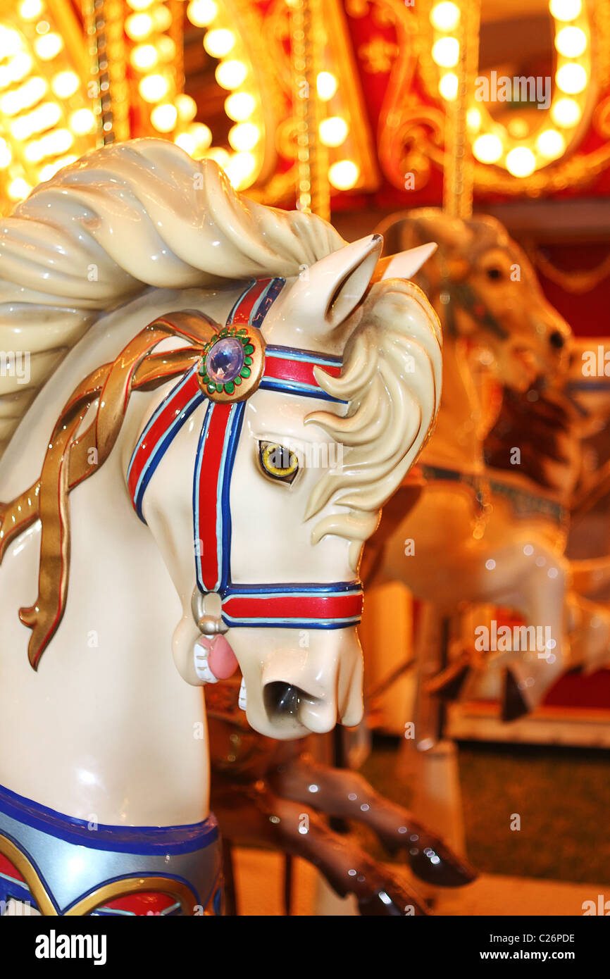 Joliment décorées carousal chevaux sur un manège Banque D'Images