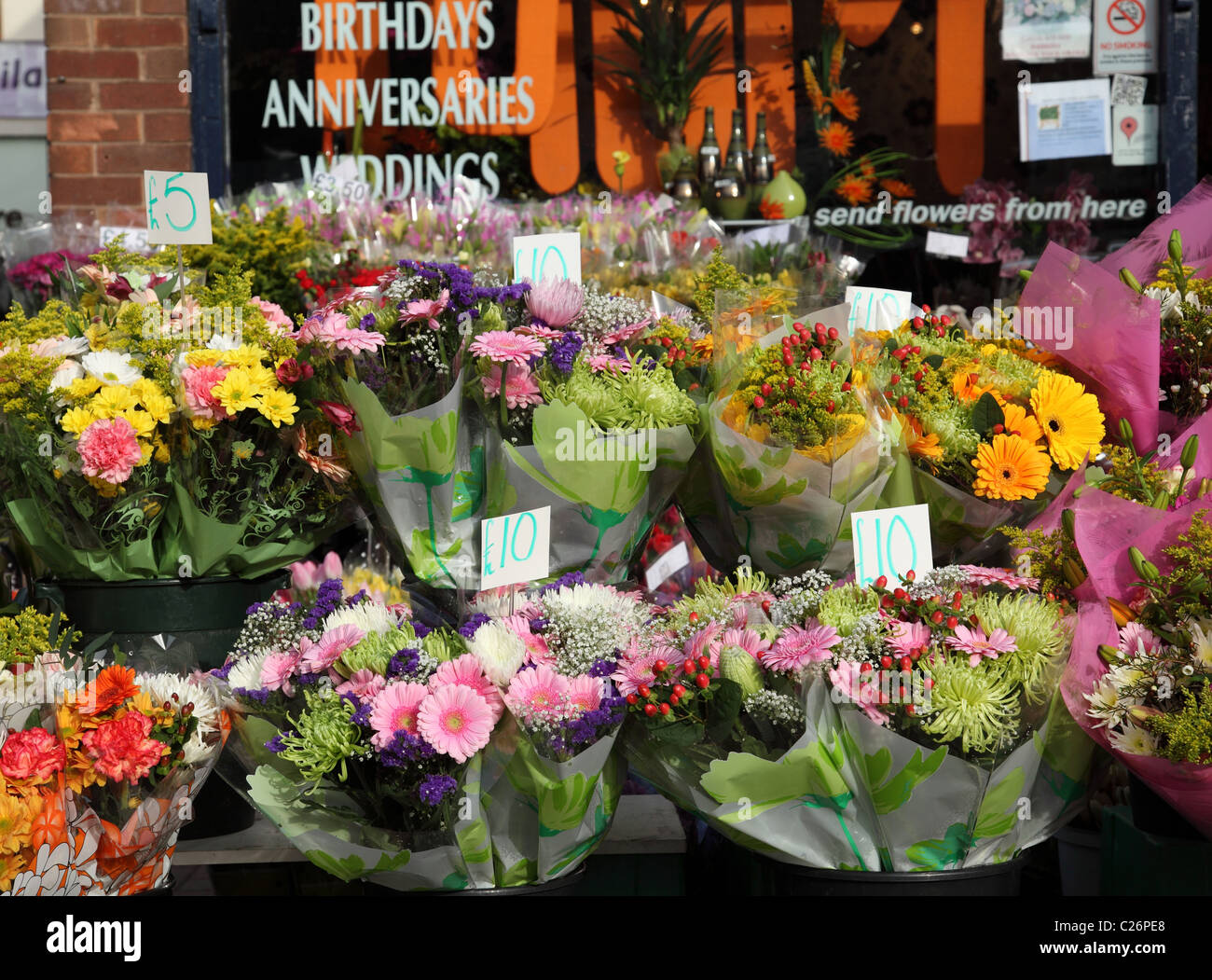 Fleurs à vendre chez un fleuriste au Royaume-Uni. Banque D'Images