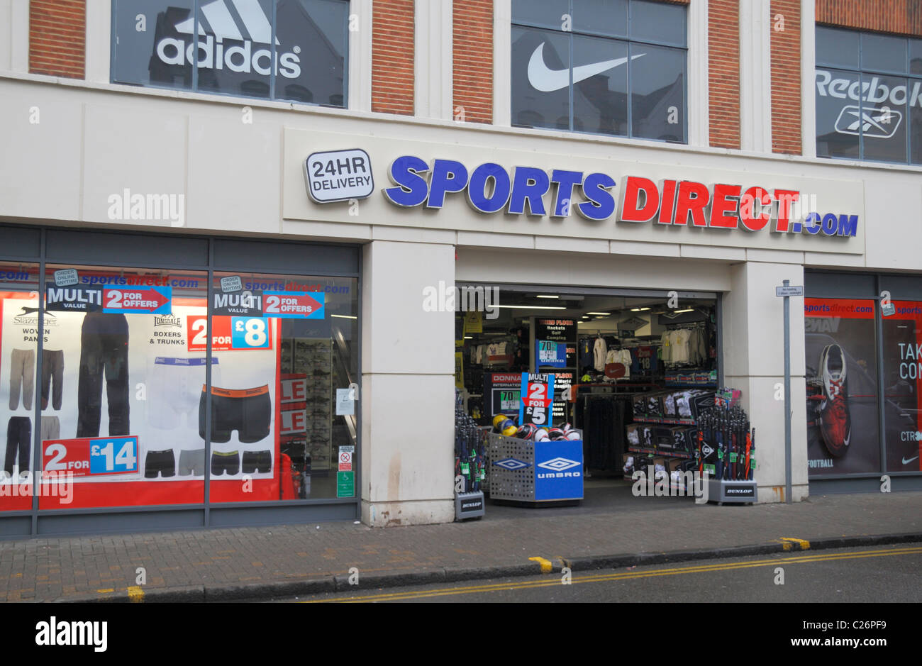 Les Sports Direct.com la chaussure de sport et une boutique de vêtements à  Kingston Upon Thames, London, UK Photo Stock - Alamy