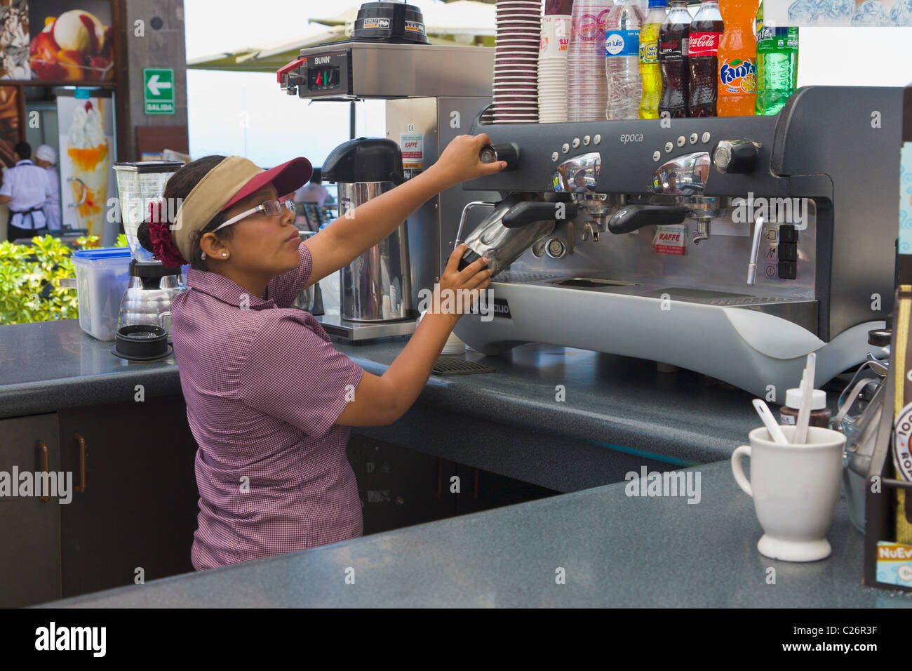 À l'aide de machine à café barista, Miraflores, Lima, Pérou Banque D'Images