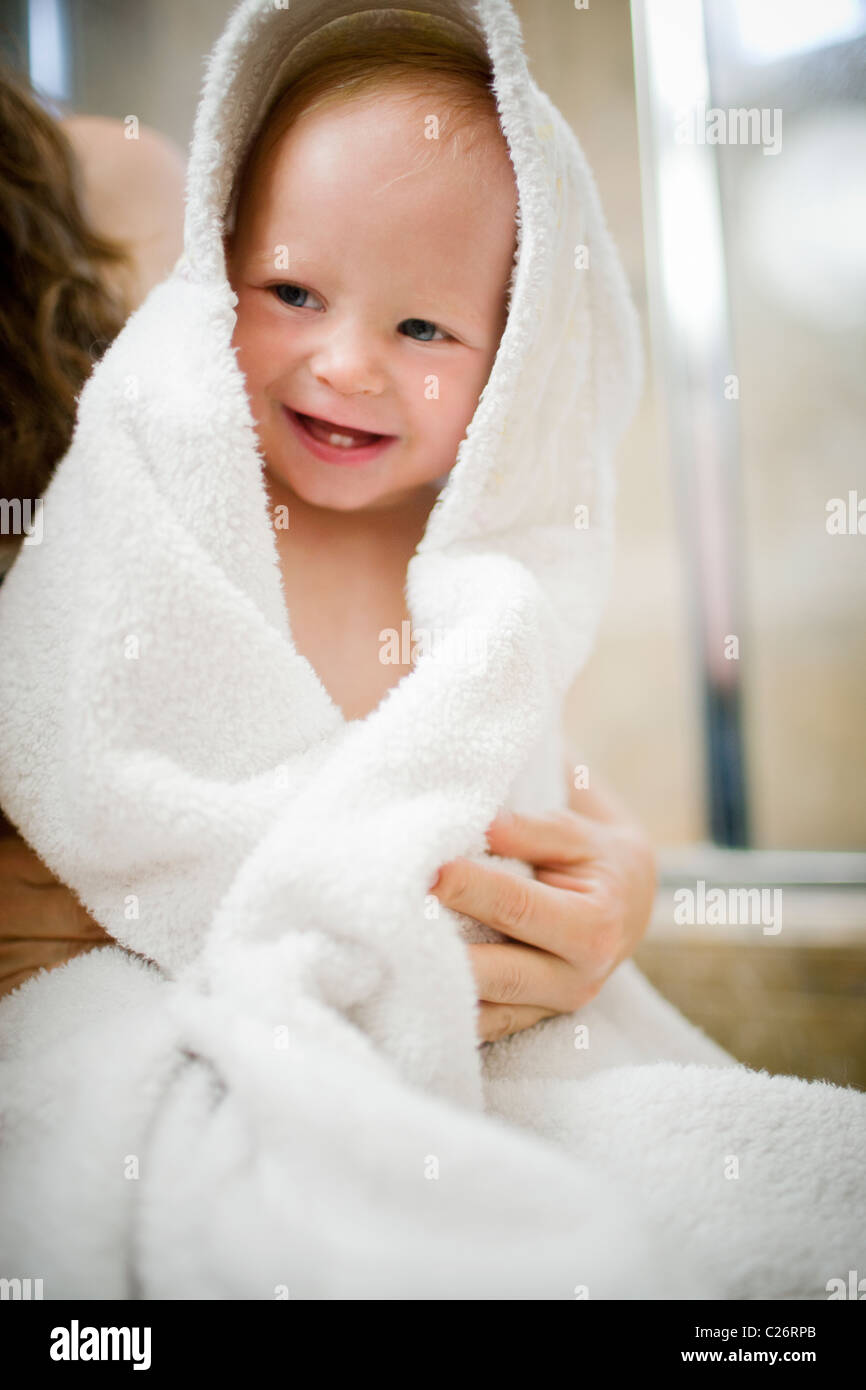 Mere Secher 1 Ans Apres Bain Bebe Fille Photo Stock Alamy