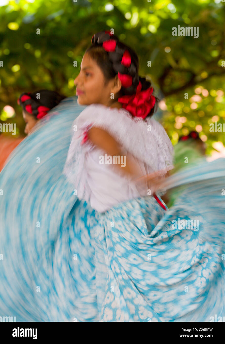 Mexican girl dancing en costume local, Tuxtla Chico, Chiapas, Mexique Banque D'Images