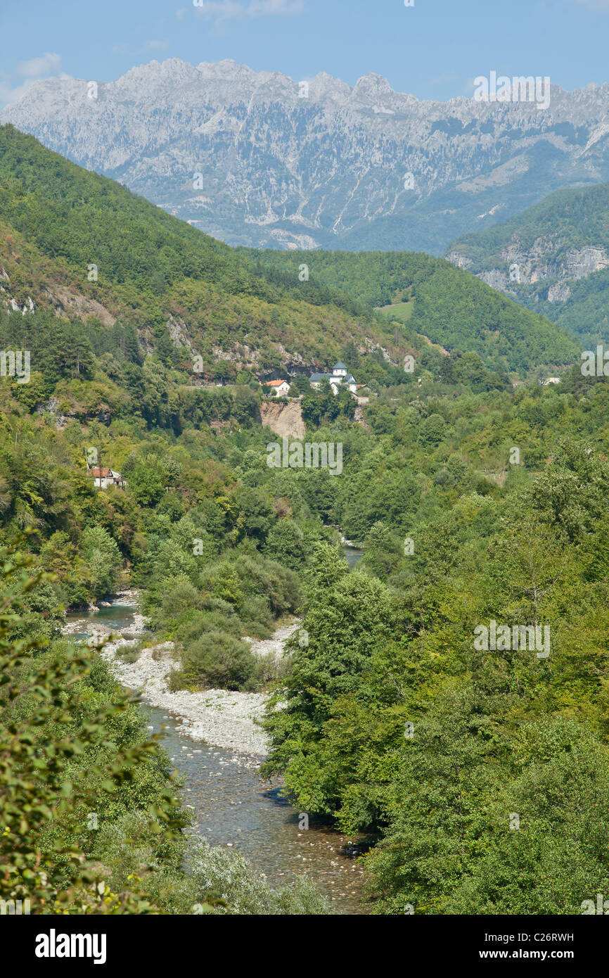 Monastère orthodoxe et la rivière Moraca, Monténégro Banque D'Images