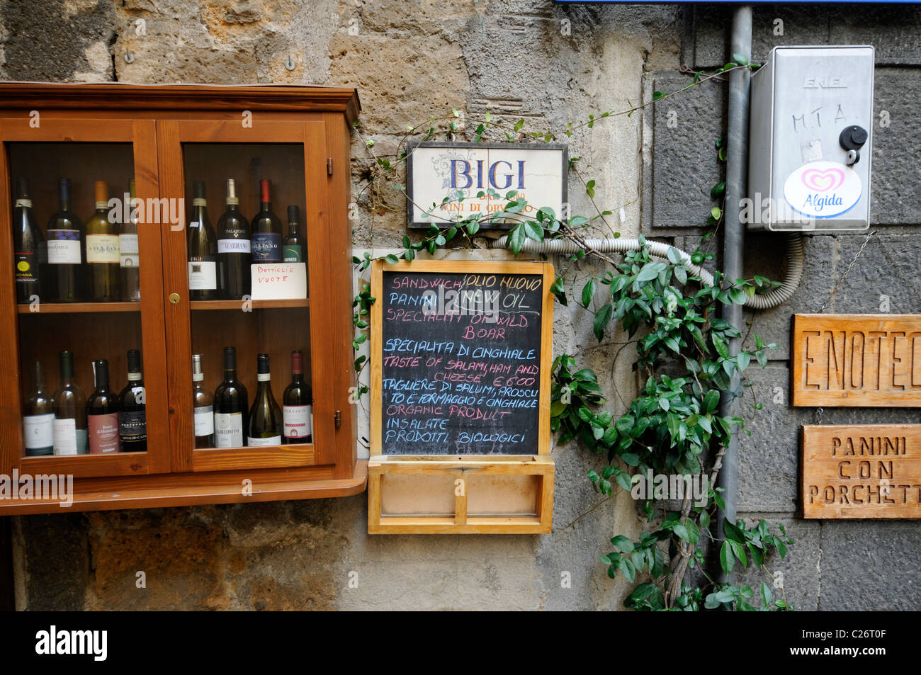Synonyme de vin à l'extérieur d'un restaurant à Orvieto, Italie. Banque D'Images
