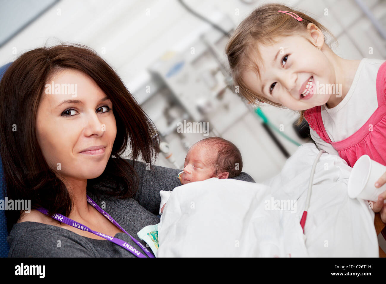 Maman avec sa fille et garçon bébé prématuré Photo Stock - Alamy