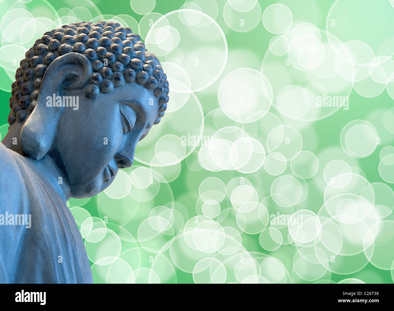 Zen bronze statue de Bouddha méditant avec arrière-plan flou Banque D'Images