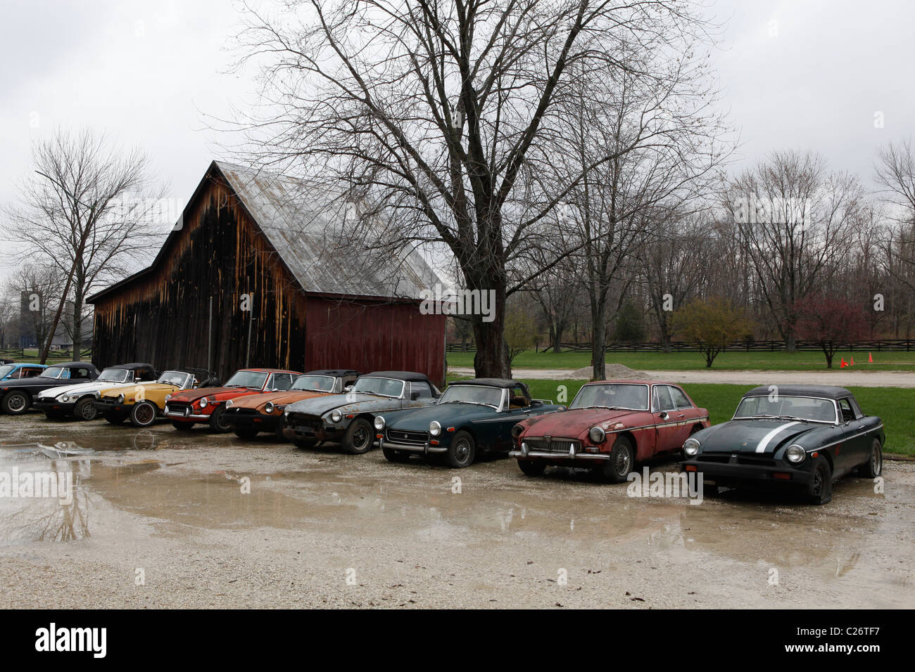 MG Sportscar britannique s'assied avant vente aux enchères, à côté d'une grange dans l'Indiana rural voiture de sport. Banque D'Images