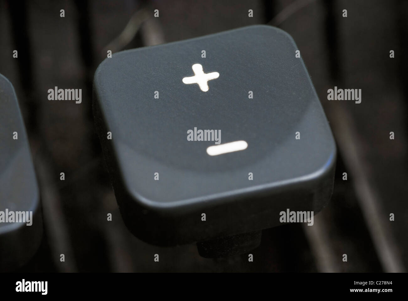 Close up de  + et - touche sur l'ancienne machine à écrire rétro Banque D'Images