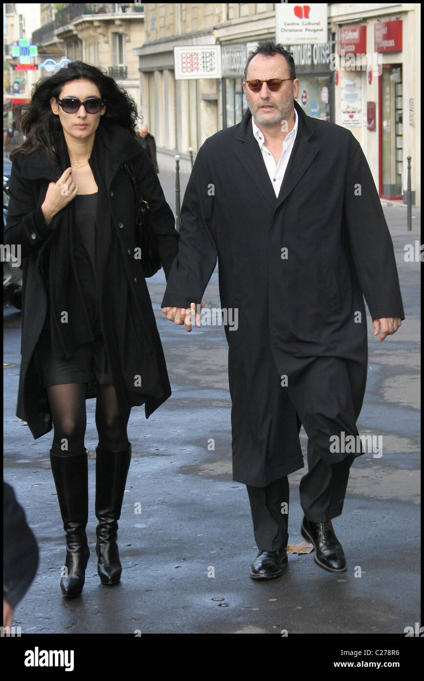 Jean Reno et sa femme Zofia assister aux funérailles de feu l'acteur  français Jocelyn Quivrin, décédé dans un tragique accident de voiture,  Paris Photo Stock - Alamy