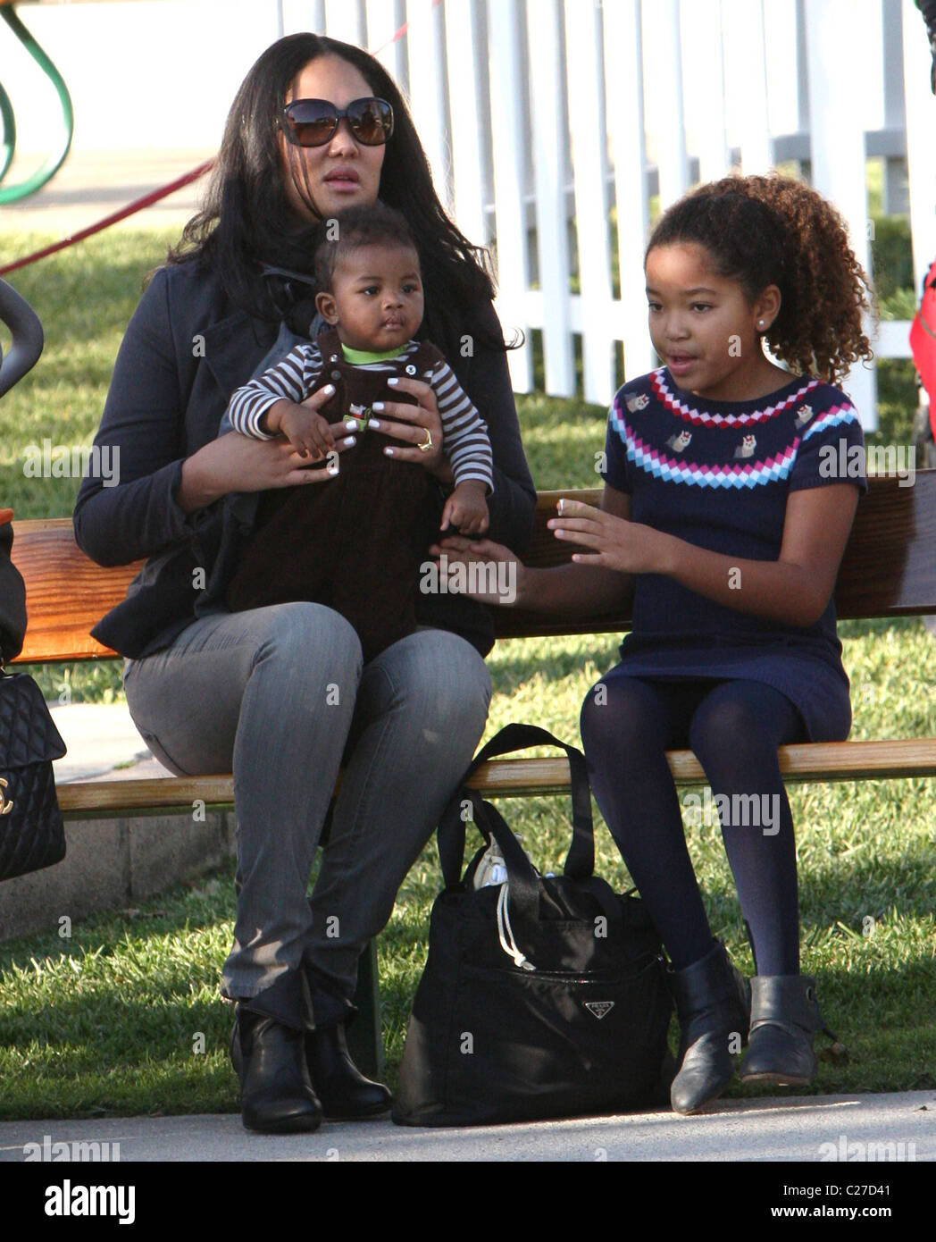 Retrouvez Lee Simmons passe une journée à Cross Creek Park avec son bébé  Kenzo Lee Hounsou et Ming fille lee Simmons à Malibu Los Photo Stock - Alamy