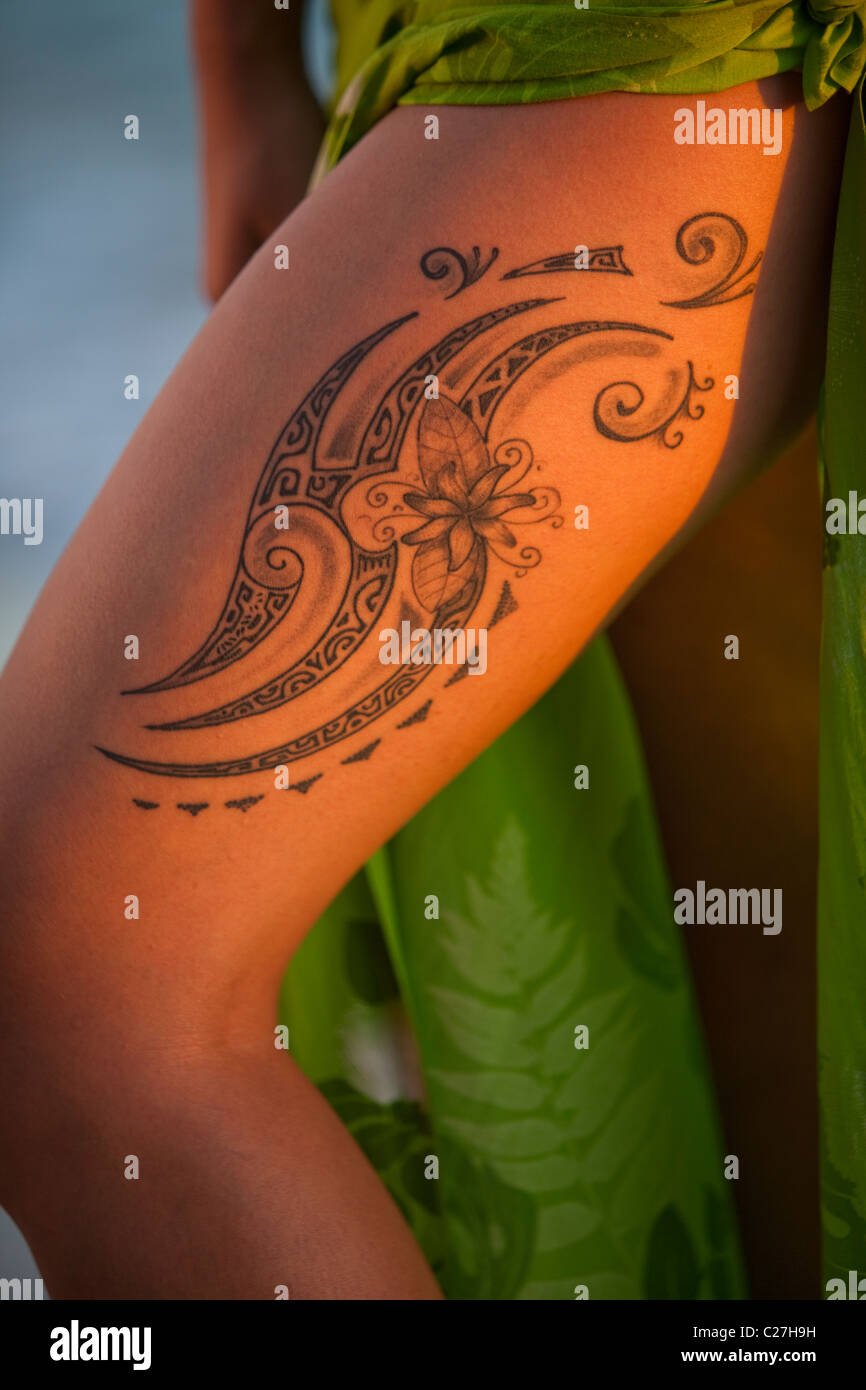 Dancer sur la plage de Waikiki, détail de tatouage sur la jambe de danseuse Banque D'Images