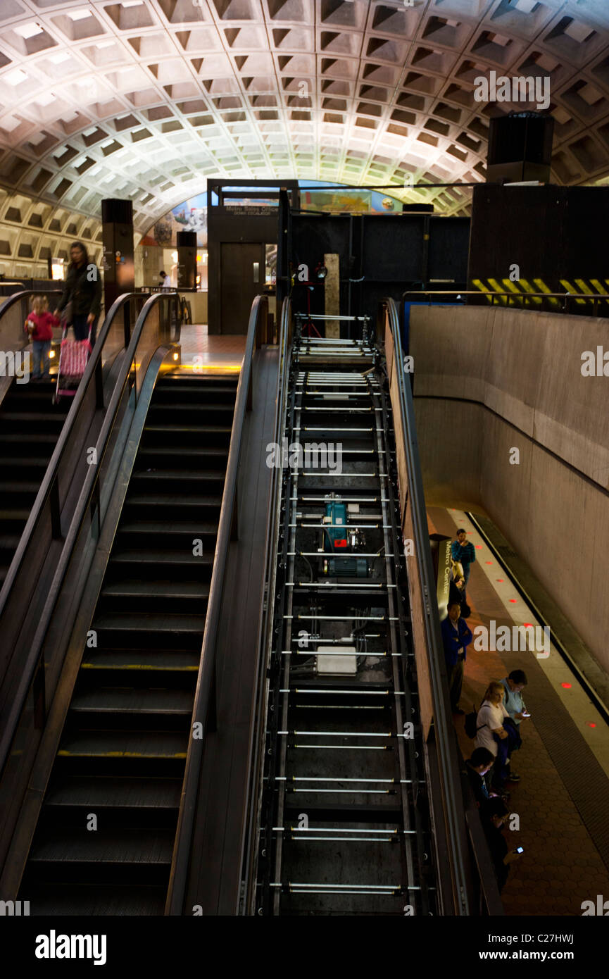 Les réparations effectuées sur l'escalator dans une station de métro de Washington DC Banque D'Images