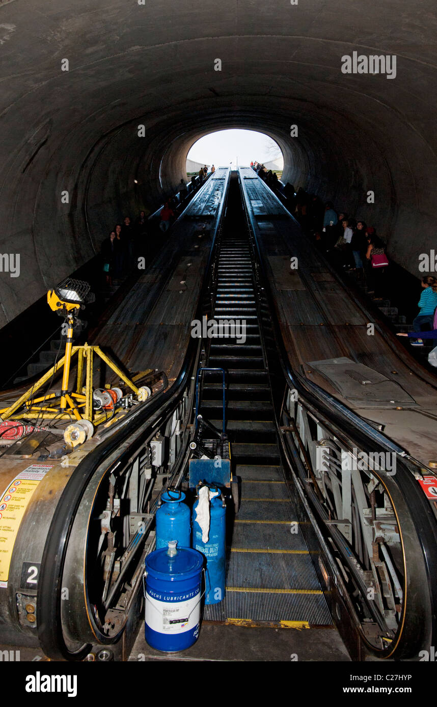 Travaux de réparation en cours sur le rail de métro Dupont Circle escalator. Banque D'Images Travaux de réparation en cours sur le rail de métro Dupont Circle escalator. Banque D'Images