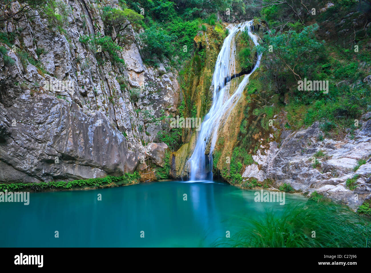 Cascade naturelle et le lac en Polilimnio région en Grèce Banque D'Images