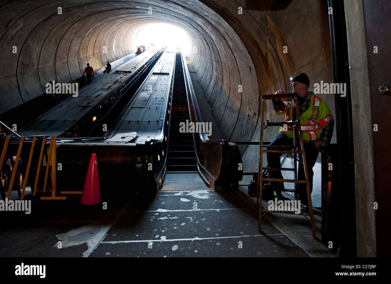 La réparation des ingénieurs de Dupont Circle Metro Rail escalator Washington DC. Banque D'Images La réparation des ingénieurs de Dupont Circle Metro Rail escalator Washington DC. Banque D'Images