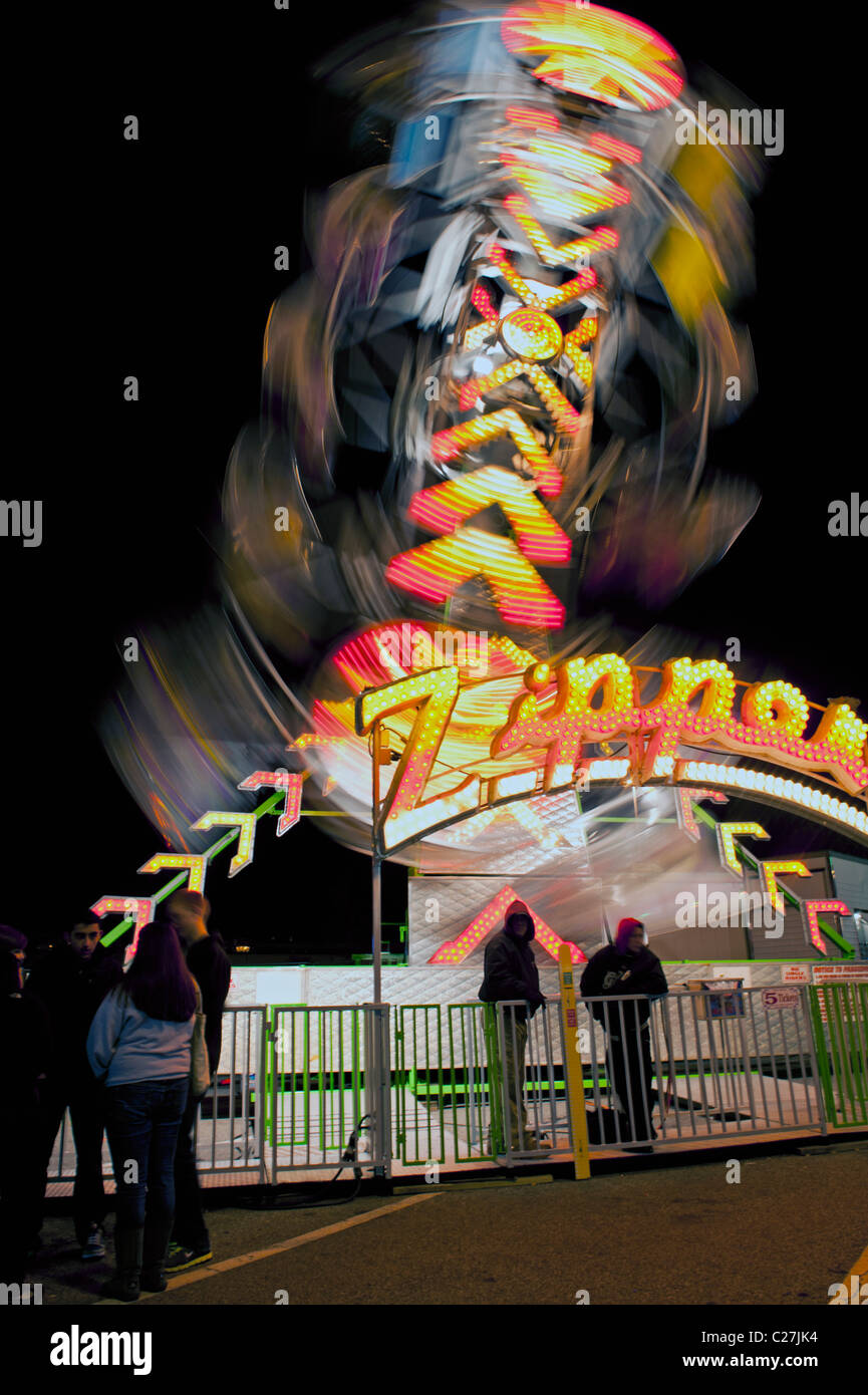 En se déplaçant rapidement à un carnaval amusement park Banque D'Images