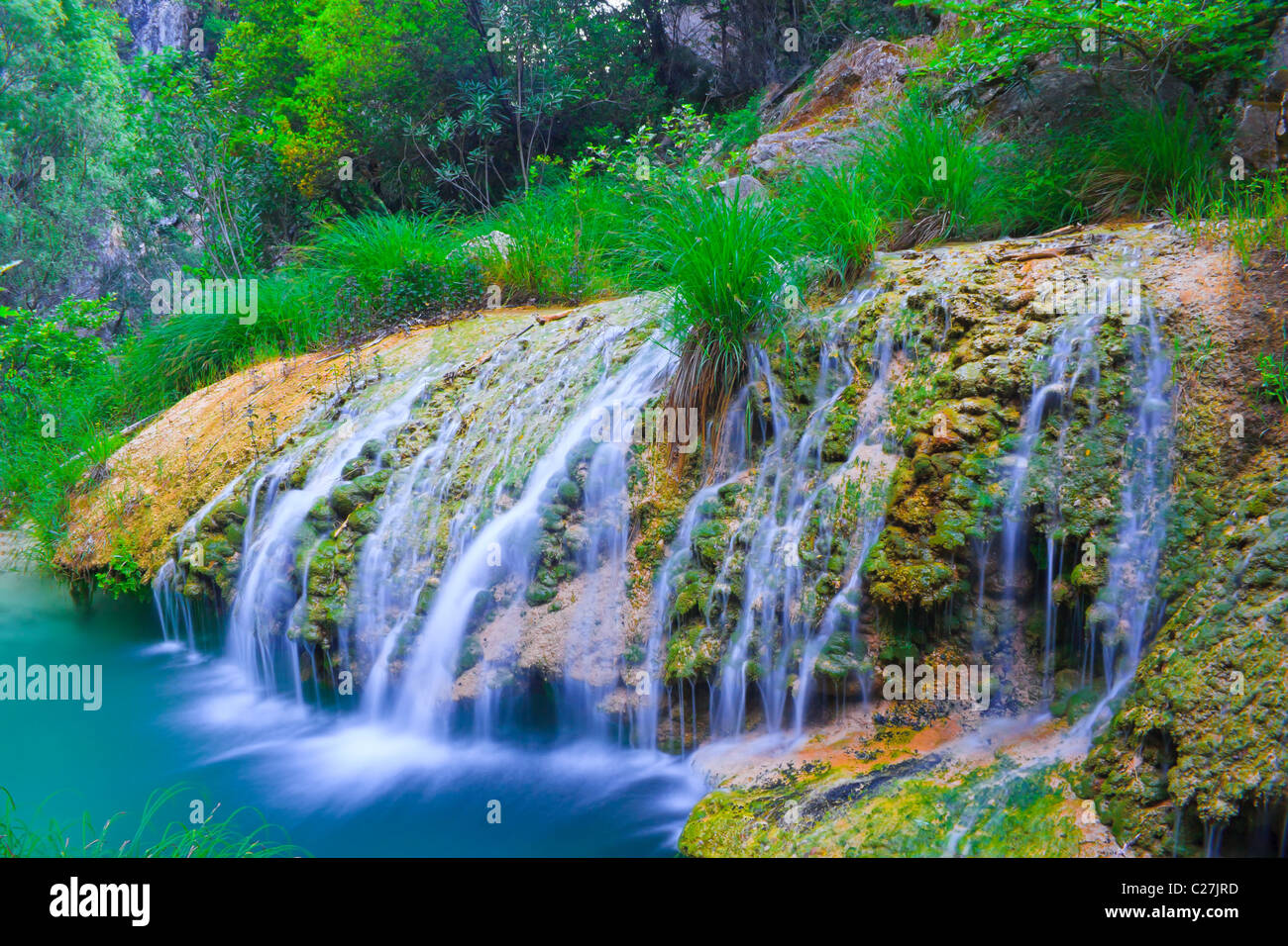 Cascade naturelle et le lac en Polilimnio région en Grèce Banque D'Images