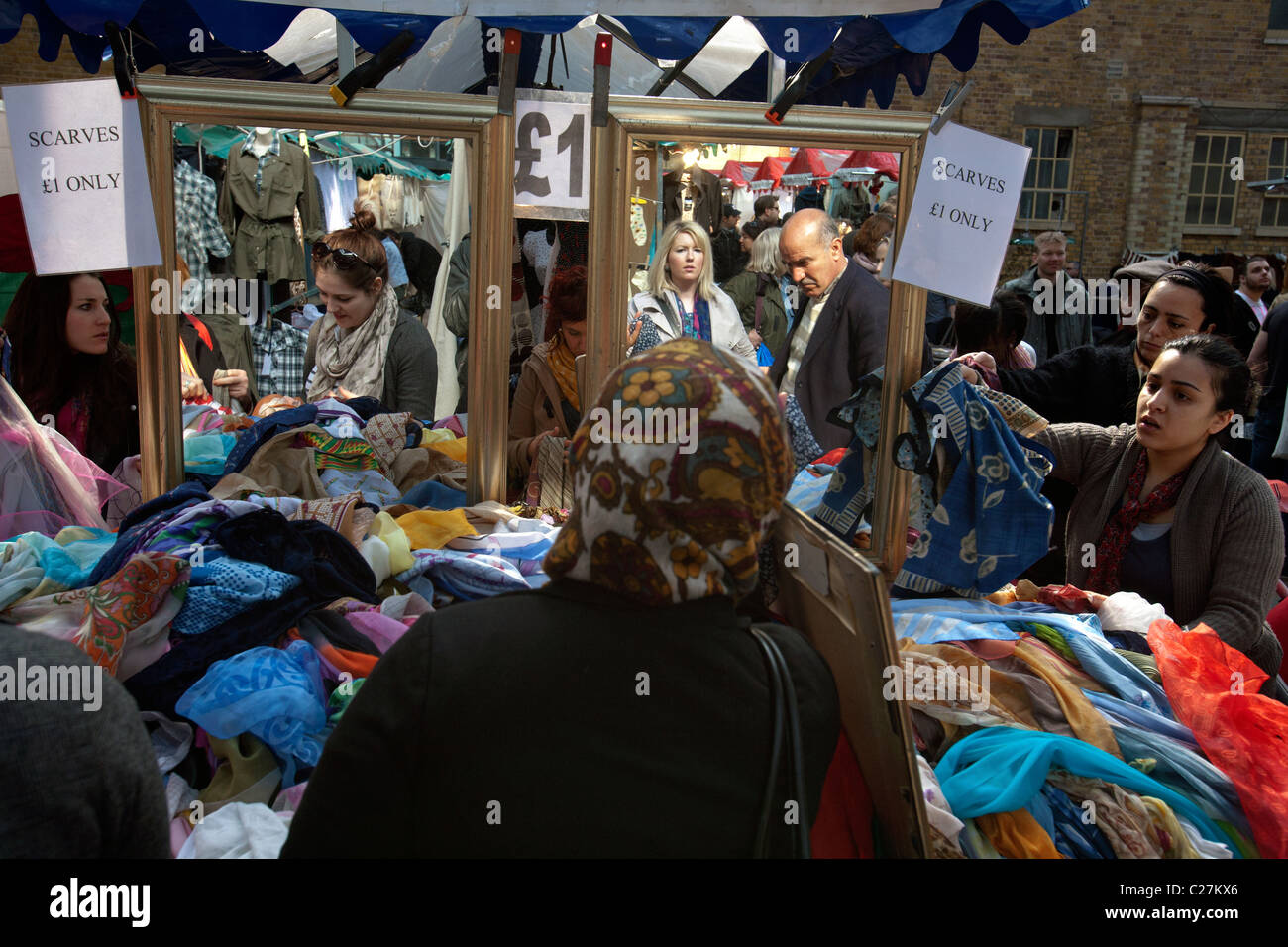 Stall selling scarves Banque de photographies et d'images à haute  résolution - Alamy